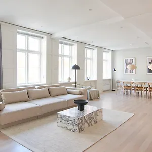 2br In Vibrant & Colourful Nyhavn Lejlighed