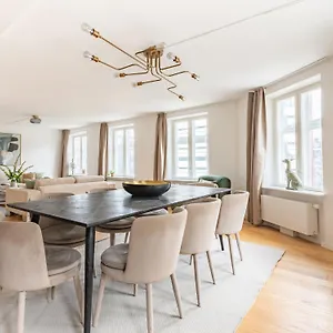 Sanders Regent - Chic Three-bedroom Near Square Lejlighed